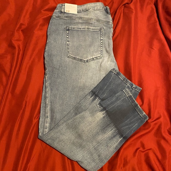 NWT Signature Fit Skinny Jean, Dip Dye Hem - Picture 4 of 5
